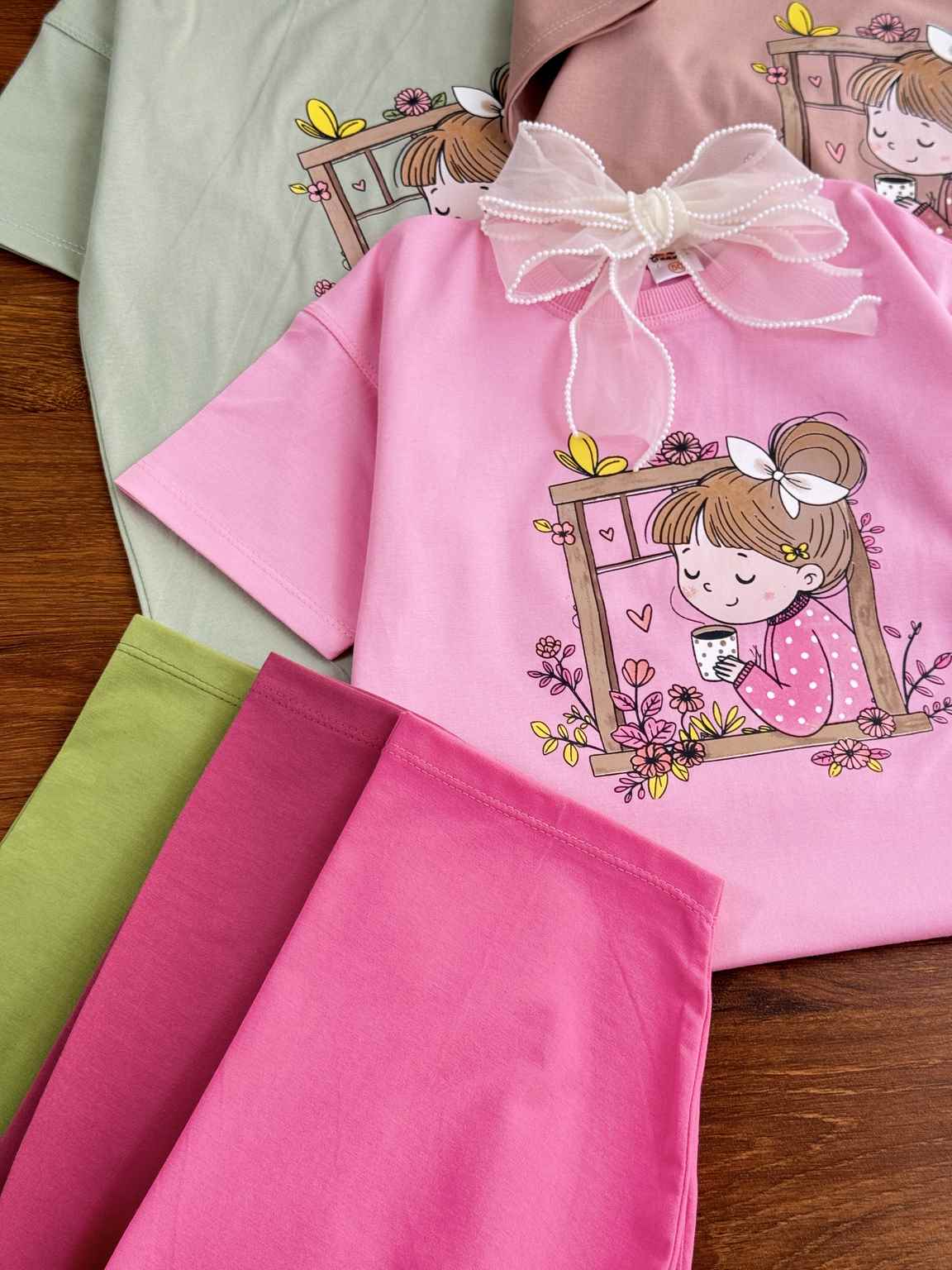 تیشرت شلوارک دختر و پنجره - Image 4